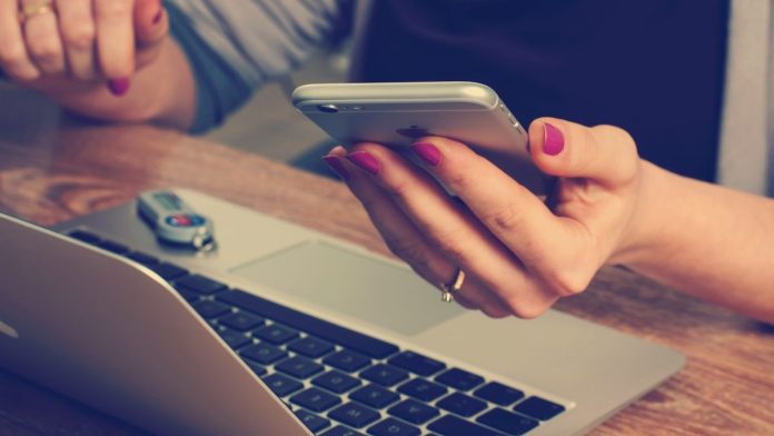 Mujer sosteniendo un teléfono