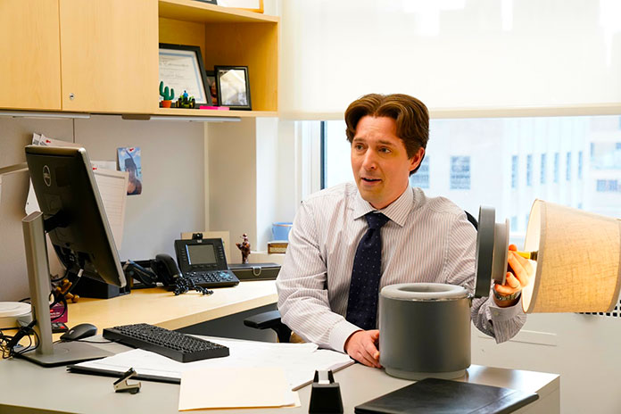 Beck Bennett de Saturday Night Live en el sketch Undercover Office Potty