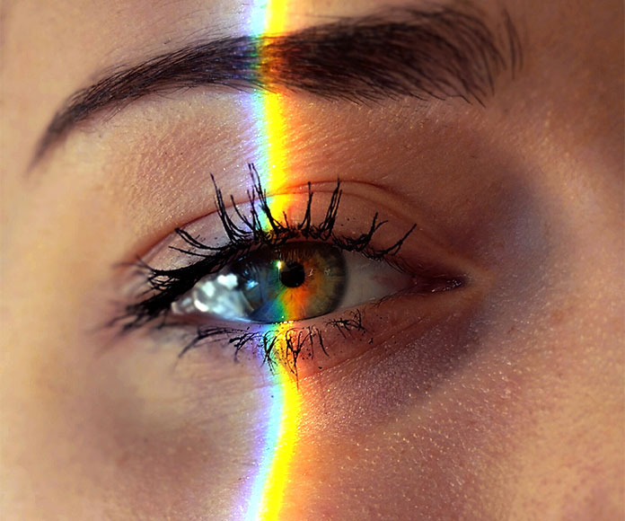 Detalle de ojo escaneado por luz amarilla