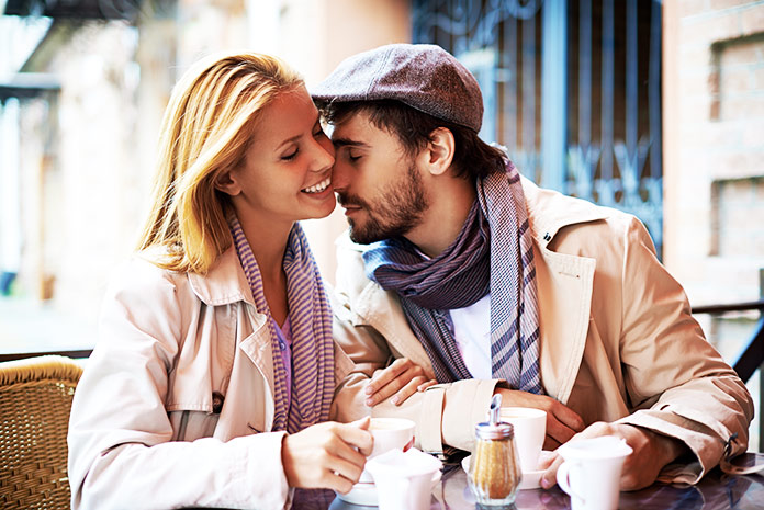 Pareja en una cafetería