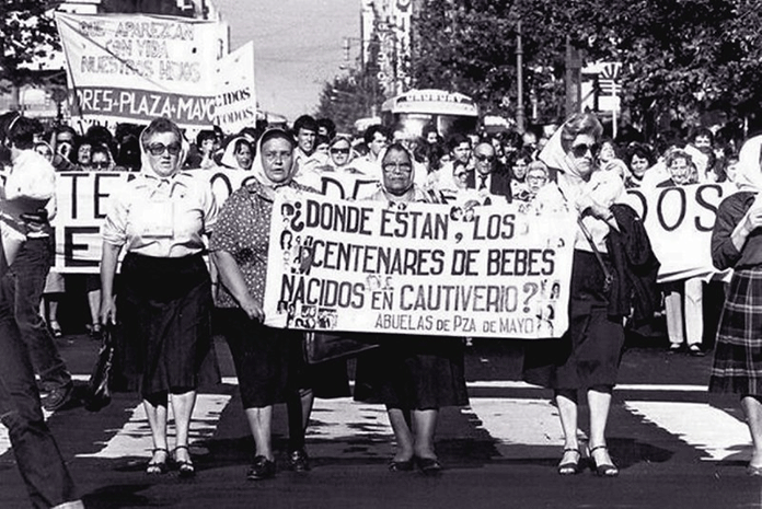 Manifestación de las madres y abuelas de Plaza de Mayo por los niños desaparecidos durante la dictadura argentina
