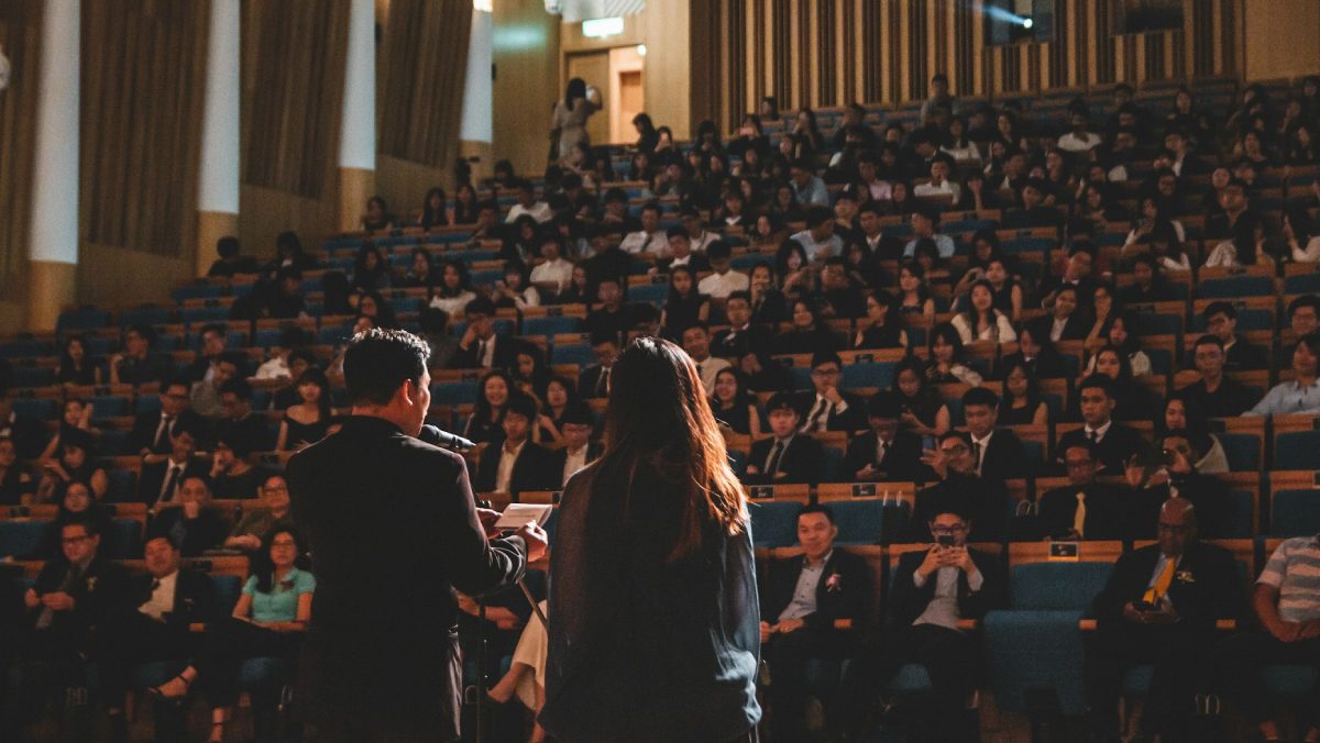La oratoria: técnicas, estrategias para hablar en público y cómo la retórica influye en la política, la ley y la sociedad