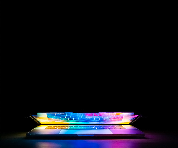 laptop con teclado de colores