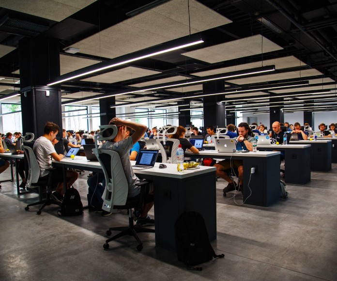 Trabajadores en un lugar de trabajo.