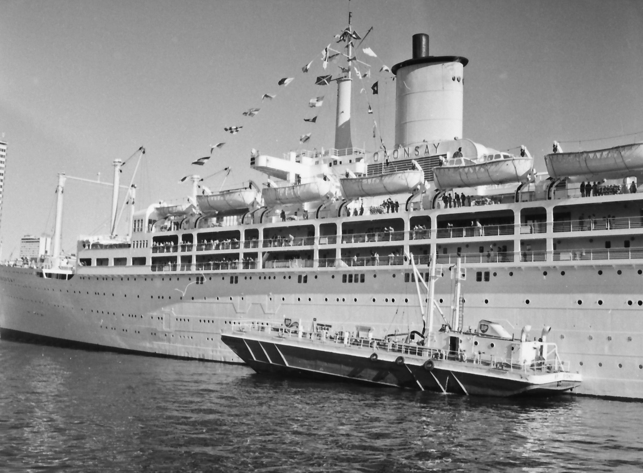 El SS Oronsay maniobra en la bahía durante su escala australiana de 1970.