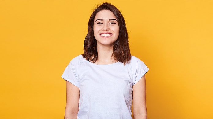 mujer sonriendo