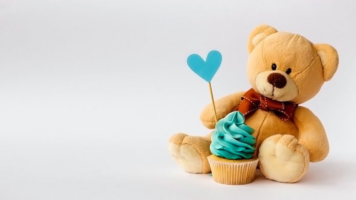 osito de peluche con un corazón en la mano