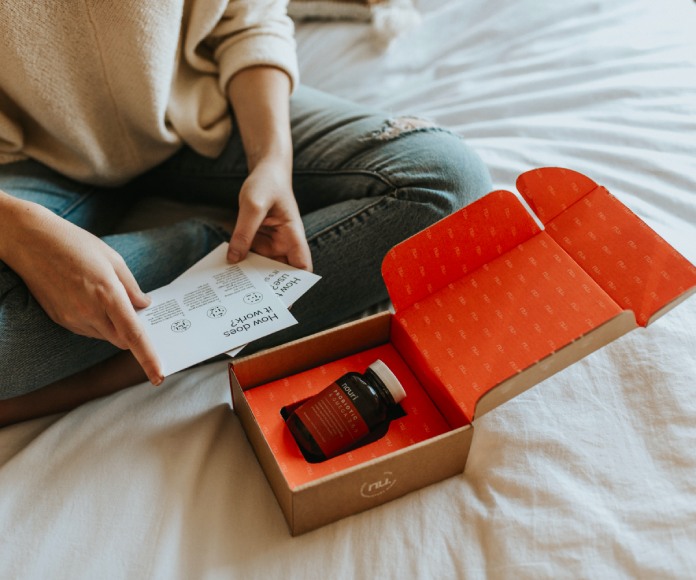 Persona con producto en packaging