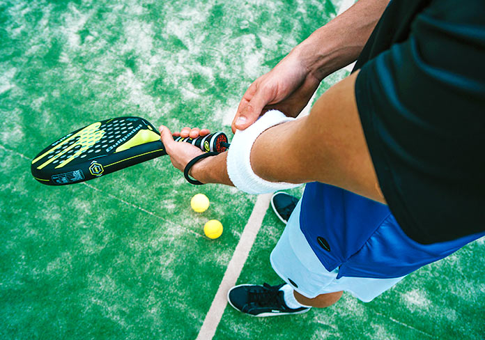 Hombre practicando pádel (Pexels)