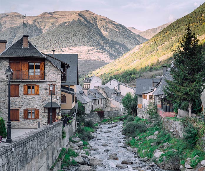 Paisaje montañoso con río. Lleida, España