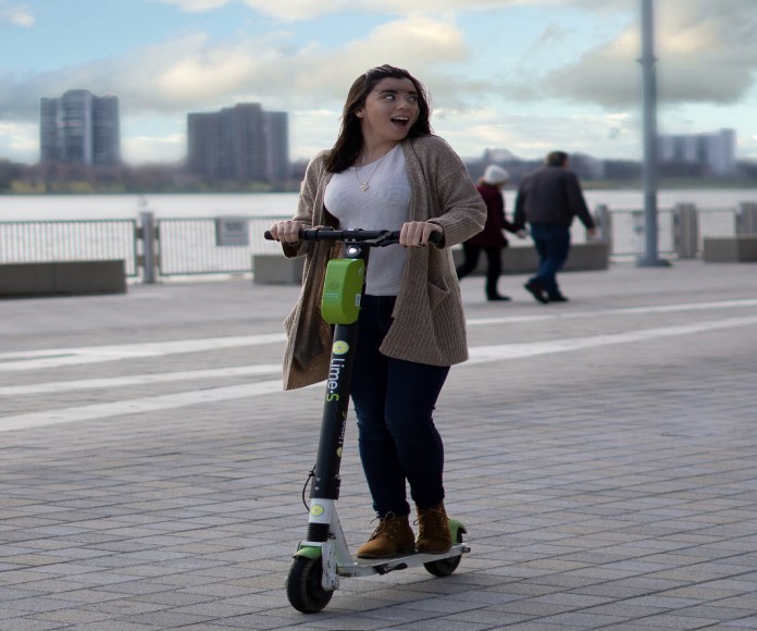 Mujer en patinete eléctrico