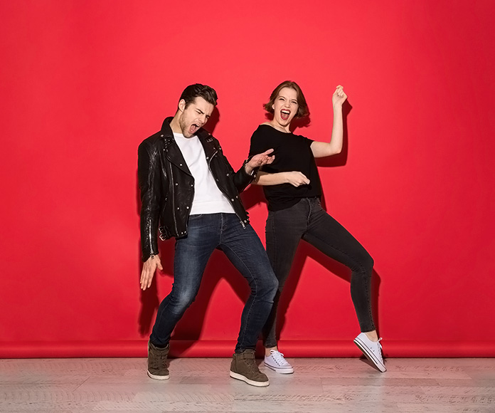 pareja bailando rock