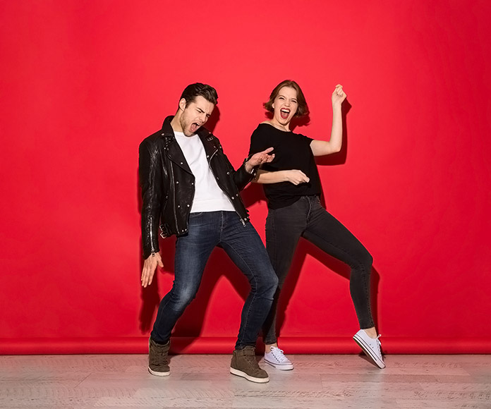 pareja rockera bailando