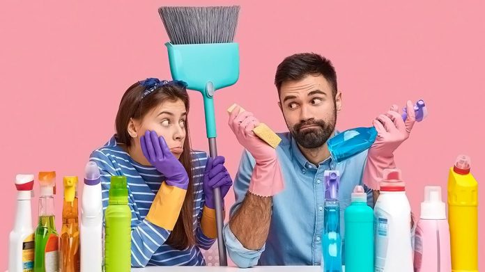 pareja rodeado de productos de limpieza