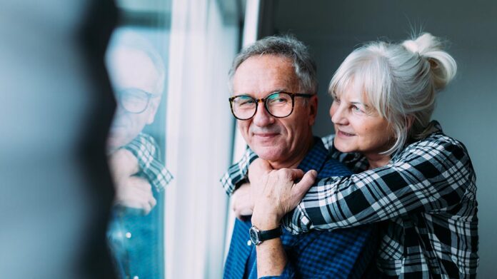 pareja de personas mayores abrazándose