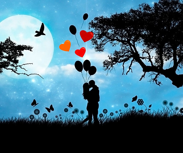 pareja abrazada bajo un árbol a la luz de la luna
