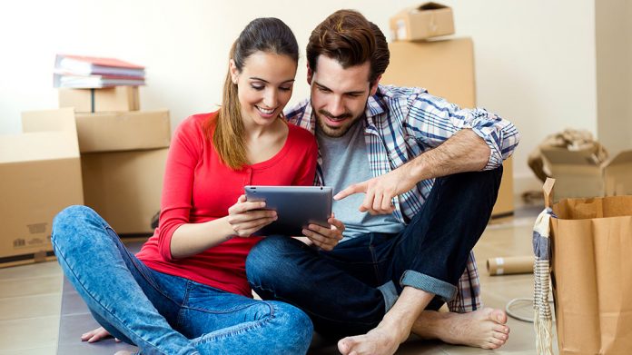 pareja buscando vivienda por internet