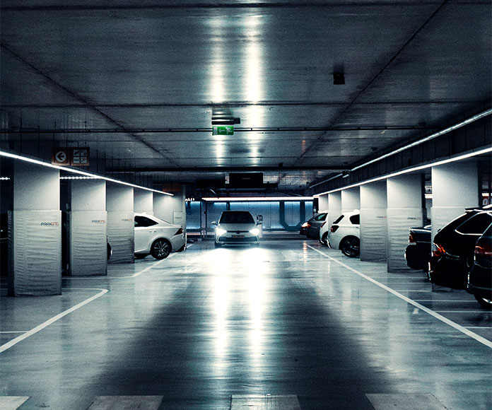 Coches en un parking interior