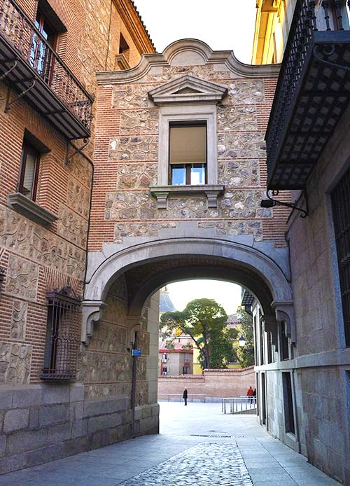 Pasadizo elevado que conecta la Casa de la Villa con la Casa de Cisneros, Madrid.