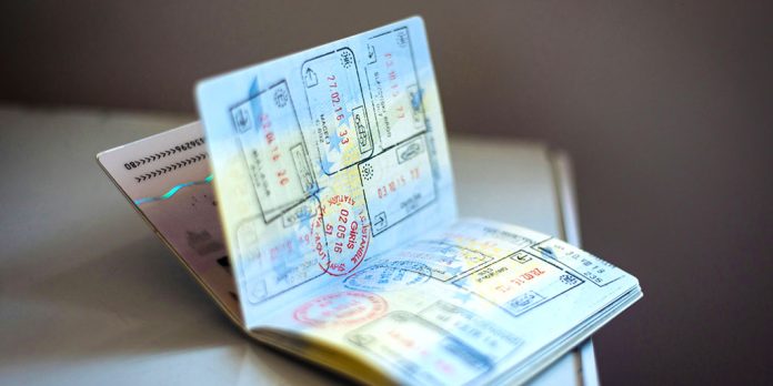 Pasaporte abierto mostrando sellos de viaje