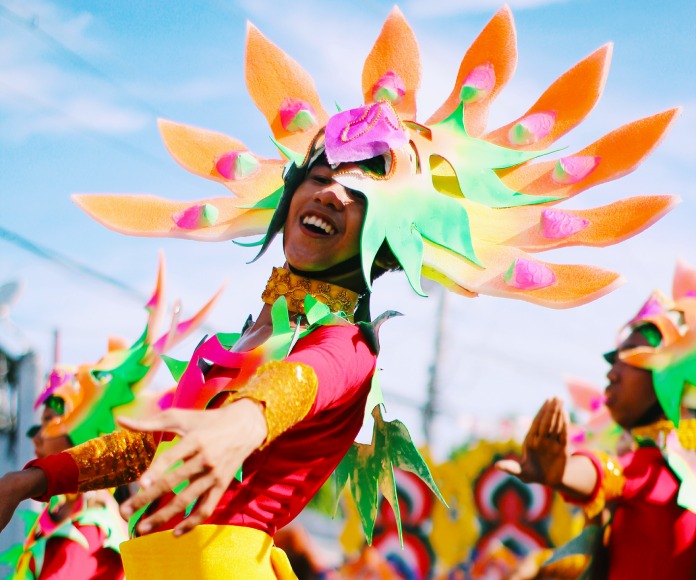 Mujer bailando una danza tradicional.