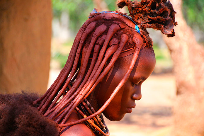 Mujer himba con el peinado tradicional de la tribu