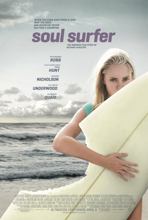 El póster muestra a una chica rubia con un tabla de surf que tiene una enorme mordida de tiburón.