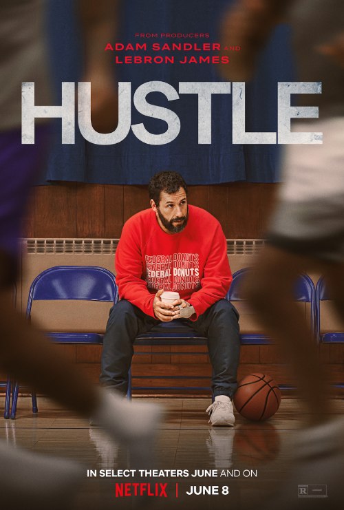La portada de la película muestra a Adam Sanlder sentado en la banca observando el juego de baloncesto. 