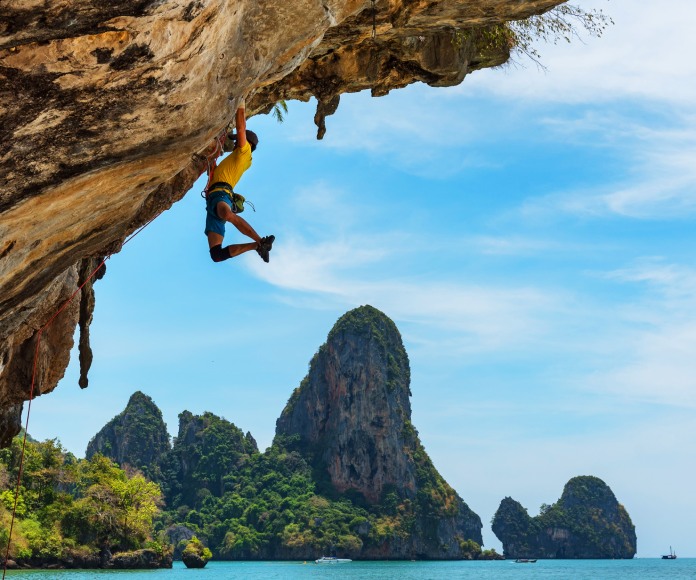 Hombre haciendo escalada.