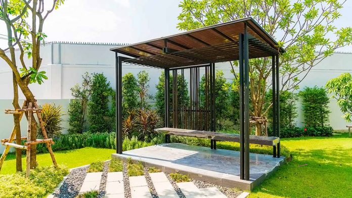 pérgola bioclimática instalada en un jardín