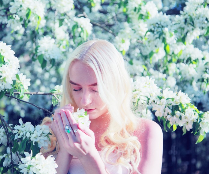 Mujer hermosa entre flores.