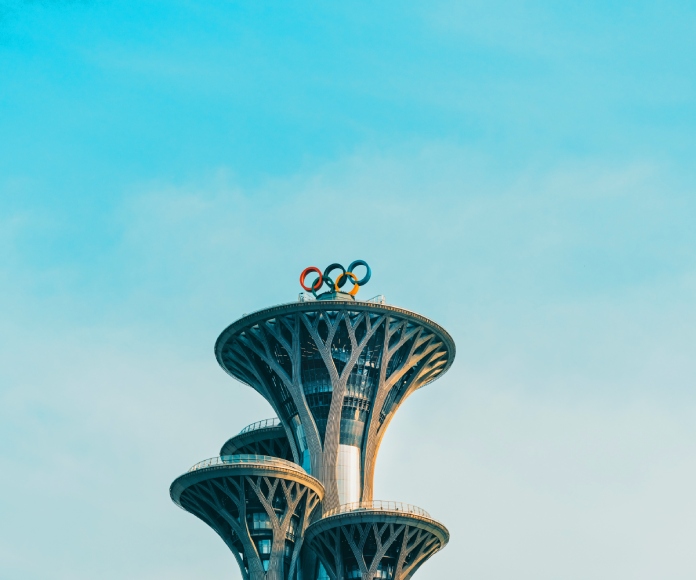 Los aros olímpicos sobre un edificio elevado.