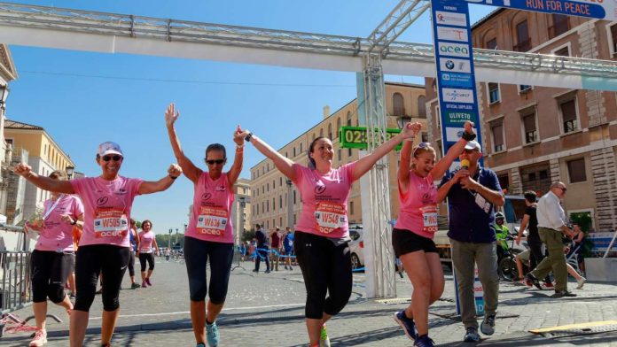 Mujeres llegando a la meta de la carrera