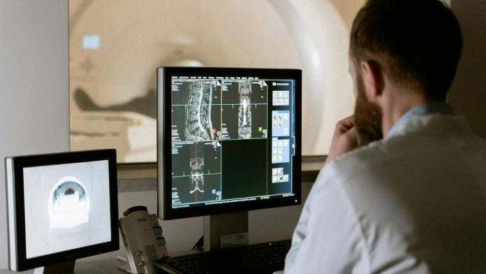 Especialista analizando una radiografía