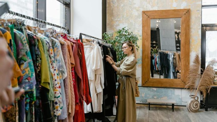 Mujer comprando en una tienda de ropa