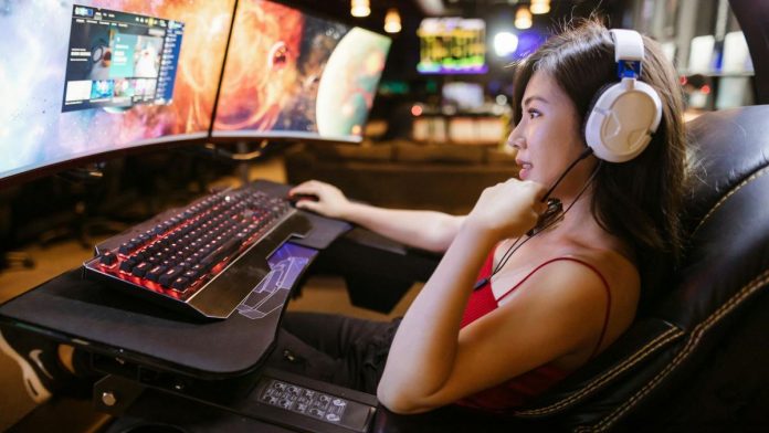 Mujer jugando