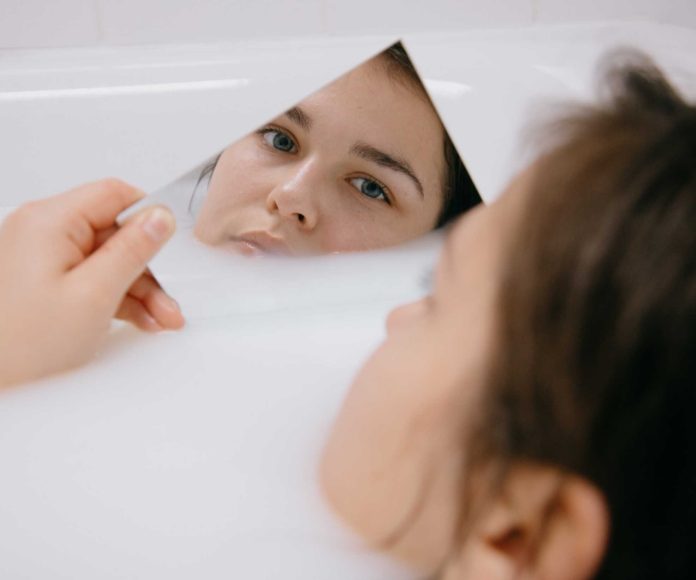 Mujer mirandose en un espejo