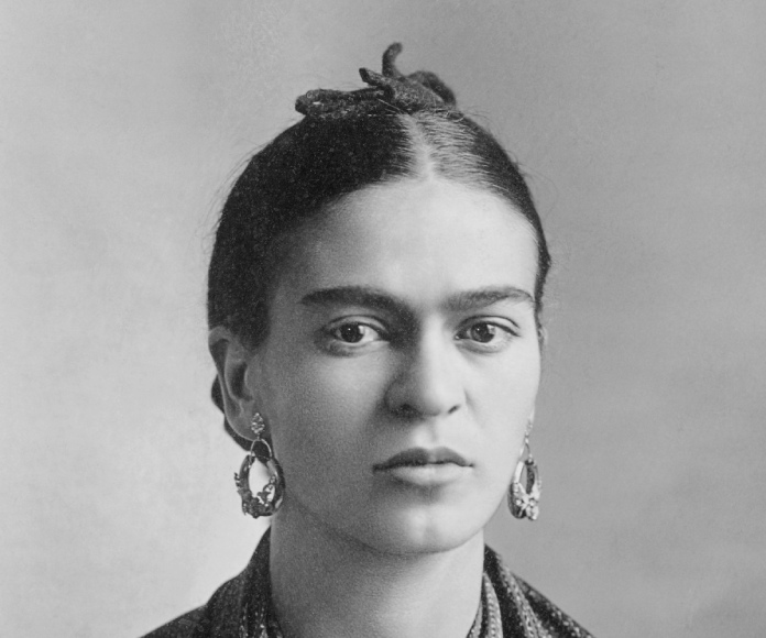 Fotografía de Frida Khalo en blanco y negro