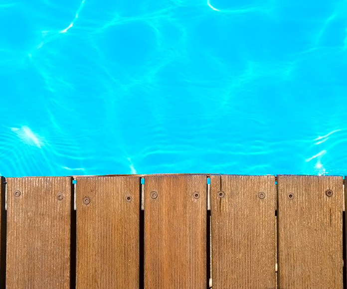 piscina bordeado de tablones de madera