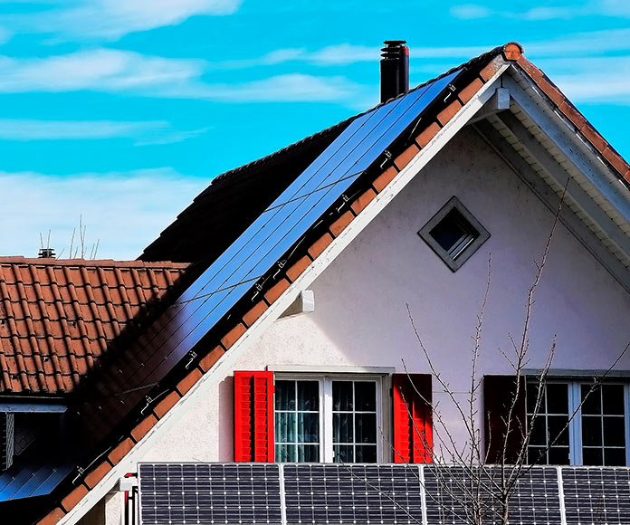 vivienda con placas solares