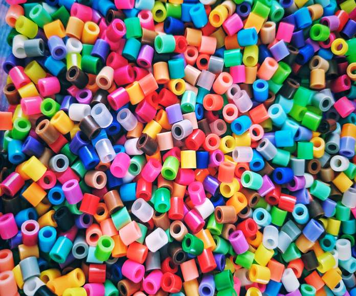 Trozos de plástico de colores