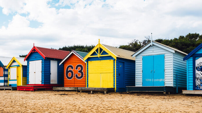 casetas de colores en una playa de Australia