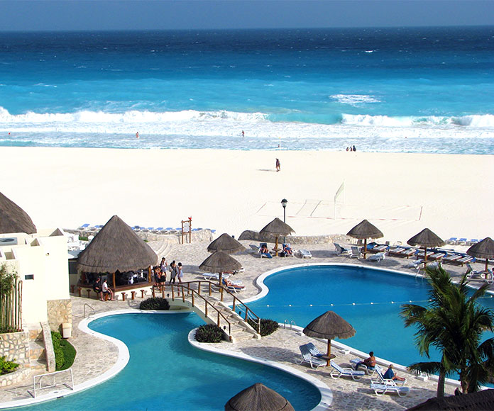 Piscina de hotel que da a la playa en Cancún