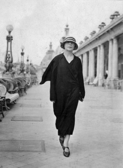 Alfonsina Storni caminando por la rambla de Mar del Plata
