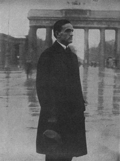 Fotografía en blanco y negro de César Vallejo en Berlín.