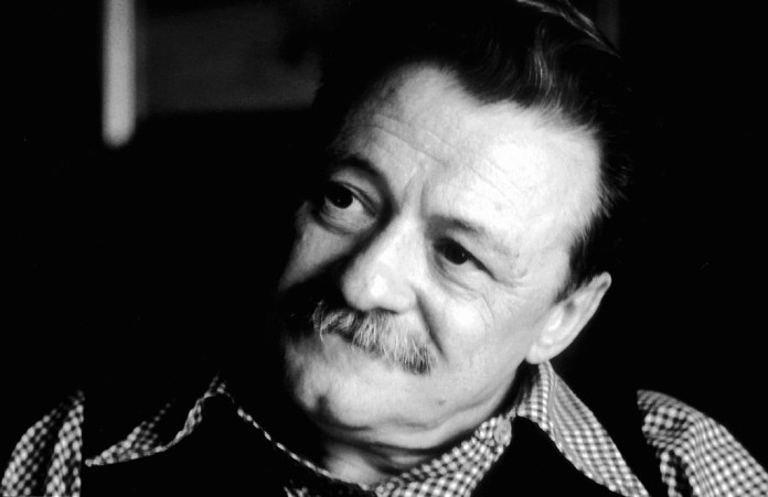 Mario Benedetti fotografiado en blanco y negro.