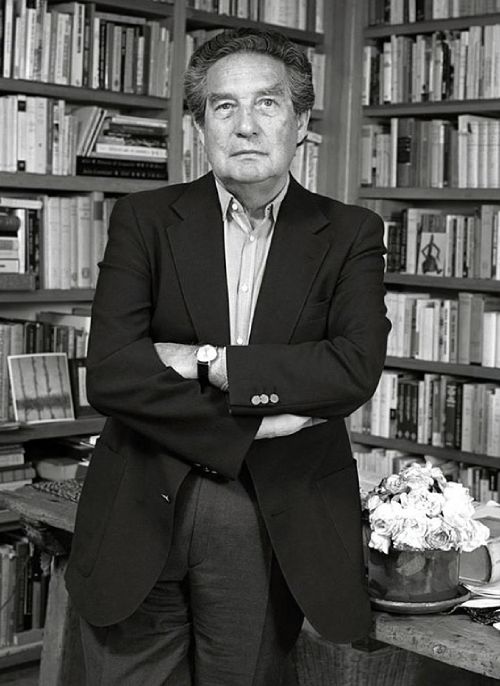 Octavio Paz fotografiado en blanco y negro.