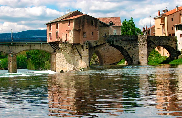 Puente medieval con el molino sobre el río Tarn, Millau, Aveyron.