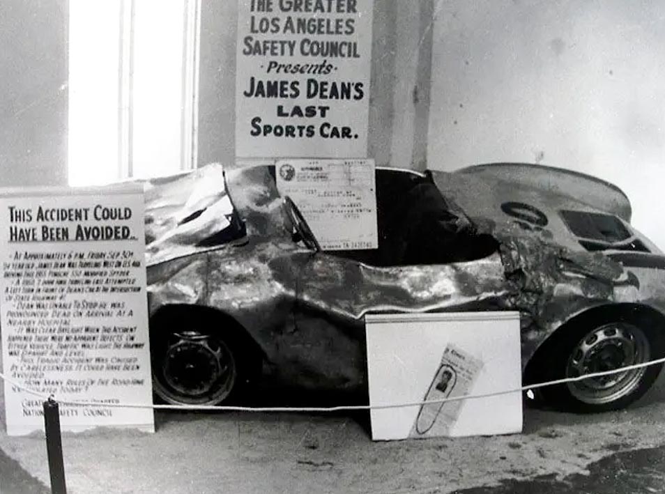 Restos del Porsche 550 Spyder de James Dean exhibidos como “James Dean’s Last Sports Car” en una muestra del Greater Los Angeles Safety Council.