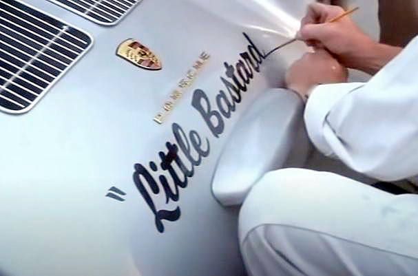 Detalle del pintado del apodo “Little Bastard” sobre la carrocería de un Porsche 550 Spyder,